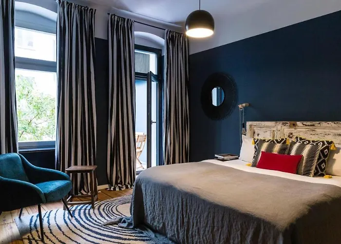 One Bedroom Apartment With Balcony H12